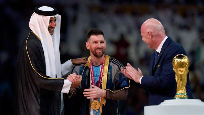 Banjir Kritik Jubah Bisht Messi di Seremoni Juara Piala Dunia 2022