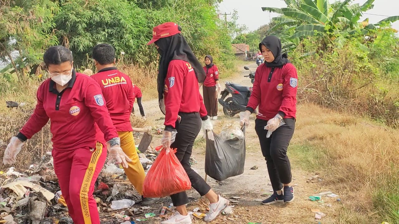Mahasiswa KKM 26 Universitas Bina Bangsa Membersihkan Lingkungan dari Sampah di Desa Linduk, Pontang Serang Banten