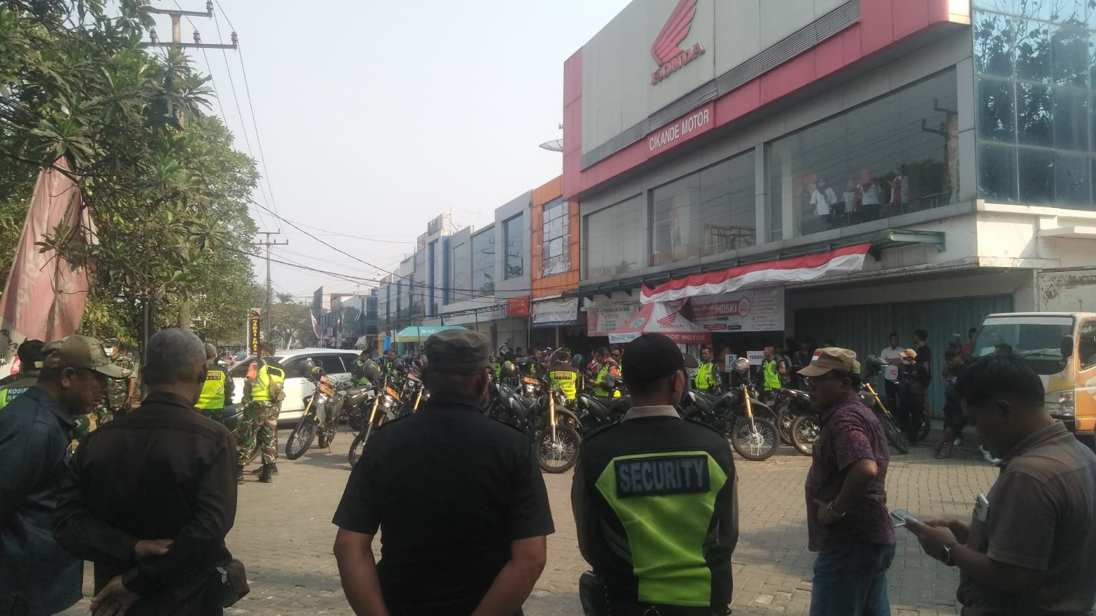 Diduga Oknum TNI/Polisi Tindakan Mengintimidasi Menghapus Hasil Karya Jurnalis Video Dan Foto. 